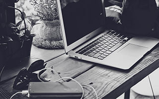 库里携妻出席体育慈善之夜引关注，库里ua