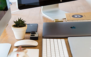 库里携妻出席体育慈善之夜引关注，库里ua